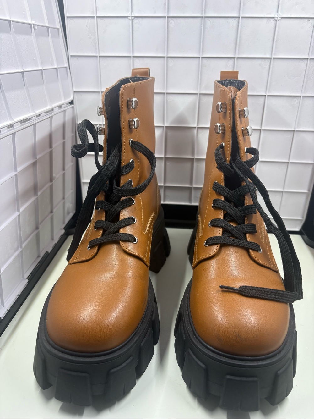 Marc Fisher Happy Lug Boots Platform Brown Leather Lace Up Ankle Combat Sz 7 M